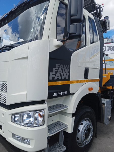 Кабина FAW J6 (не оригинал)